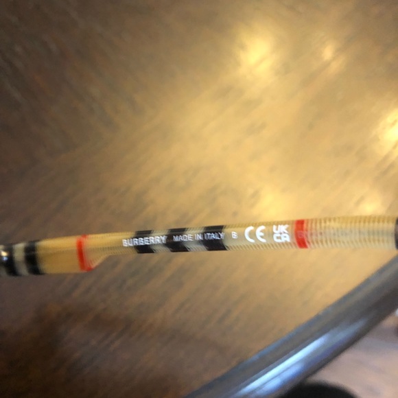 NEW BURBERRY SUNGLASSES - Picture 8 of 9